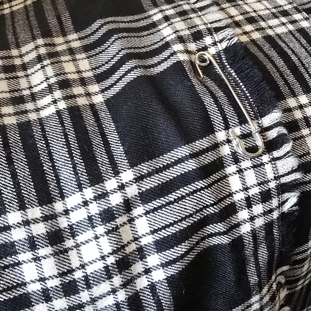 Vintage Black and White Cream Tartan Kilt Kilted Skirt Wool Leather Buckles - Picture 12 of 12